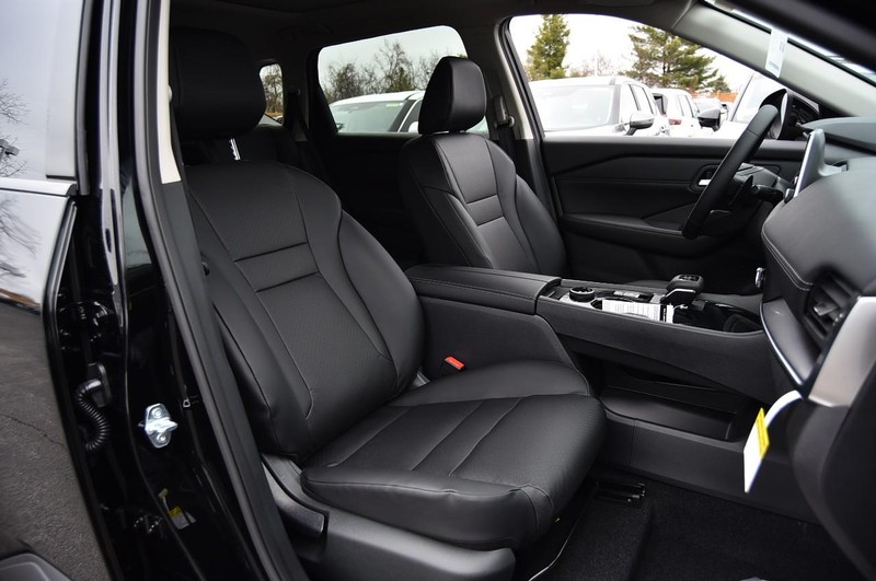 Nissan Rogue Vehicle Image 23