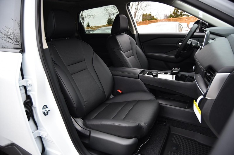 Nissan Rogue Vehicle Image 23