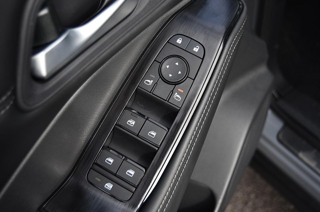 Nissan Rogue Vehicle Image 09