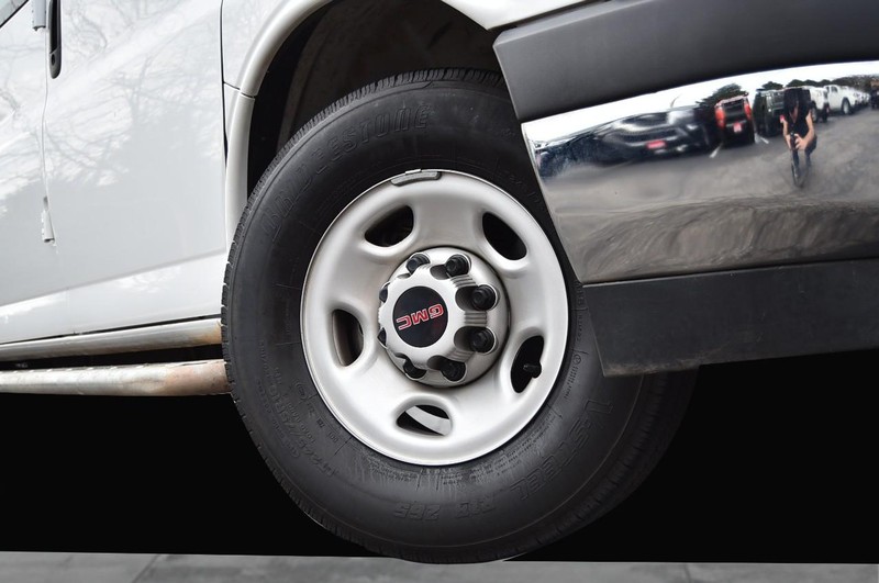 GMC Savana Cargo Van Vehicle Full-screen Gallery Image 03