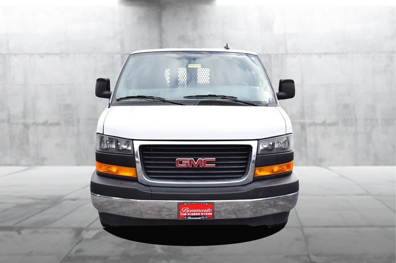 GMC Savana Cargo Van Vehicle Full-screen Gallery Image 04