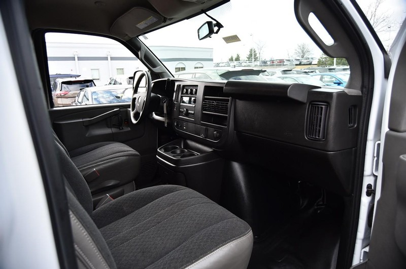 GMC Savana Cargo Van Vehicle Full-screen Gallery Image 09