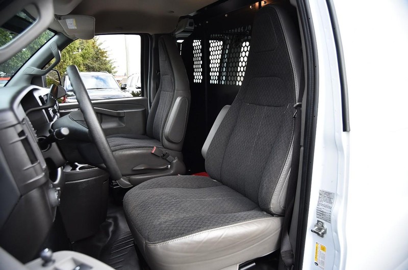 GMC Savana Cargo Van Vehicle Full-screen Gallery Image 15