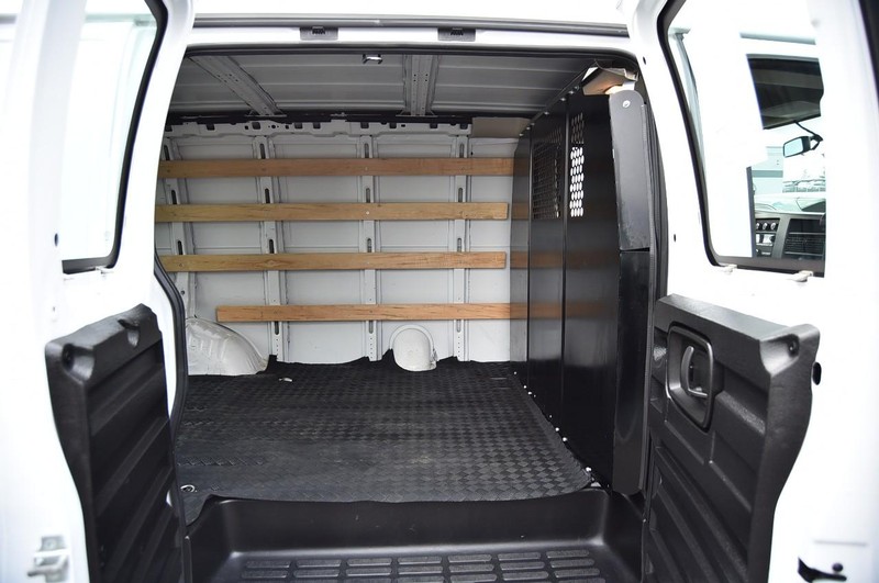GMC Savana Cargo Van Vehicle Full-screen Gallery Image 17
