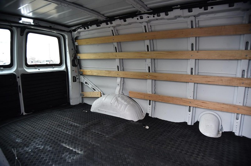 GMC Savana Cargo Van Vehicle Full-screen Gallery Image 18