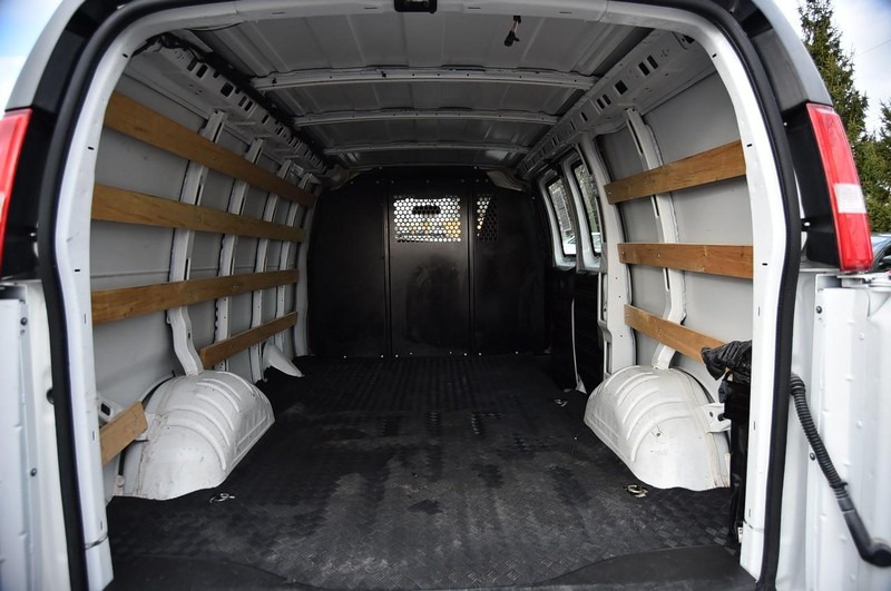GMC Savana Cargo Van Vehicle Full-screen Gallery Image 19