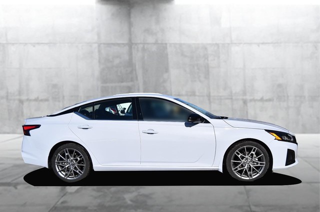 Nissan Altima Vehicle Image 05