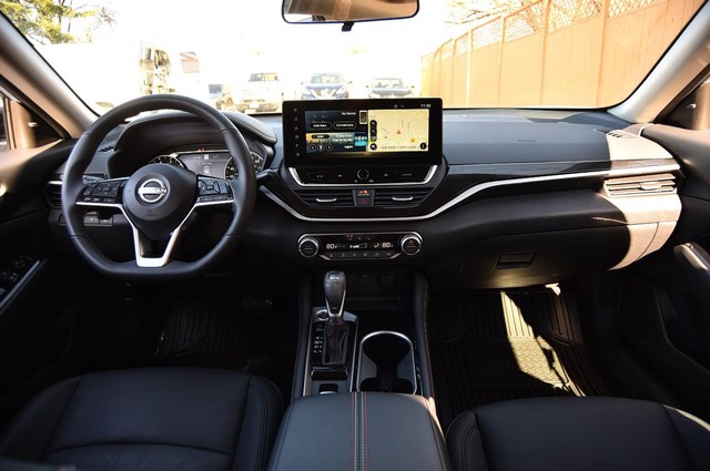 Nissan Altima Vehicle Image 08