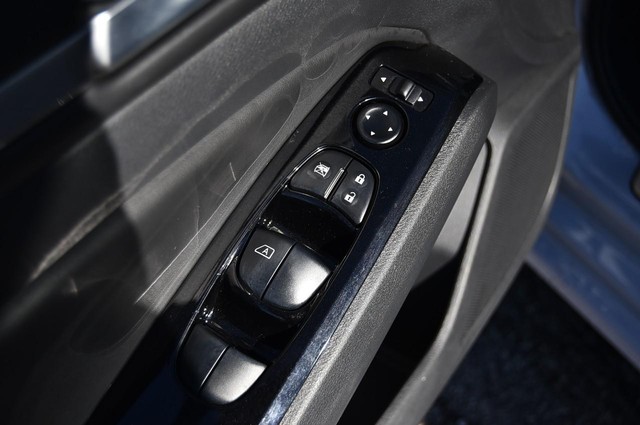 Nissan Altima Vehicle Image 09