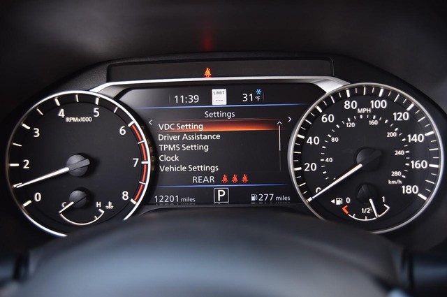 Nissan Altima Vehicle Image 12