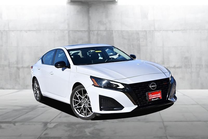 Nissan Altima Vehicle Full-screen Gallery Image 2