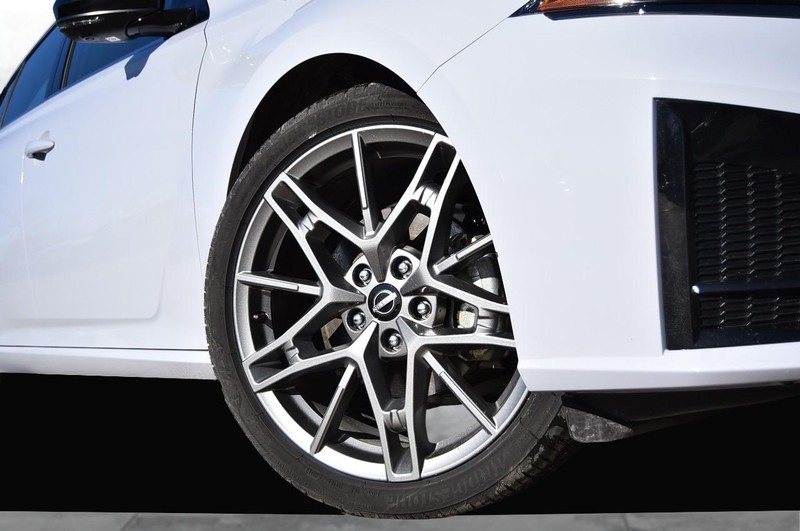 Nissan Altima Vehicle Full-screen Gallery Image 3