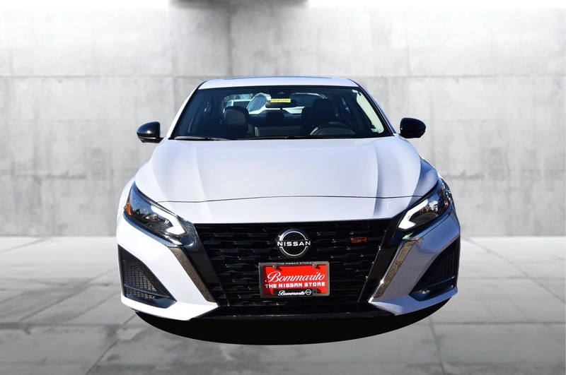 Nissan Altima Vehicle Full-screen Gallery Image 4