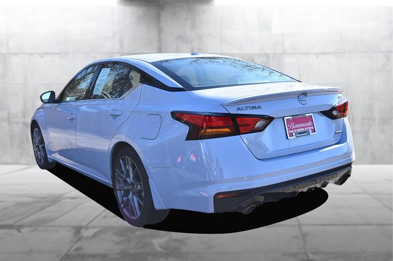 Nissan Altima Vehicle Full-screen Gallery Image 7