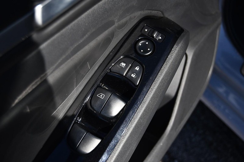 Nissan Altima Vehicle Full-screen Gallery Image 9