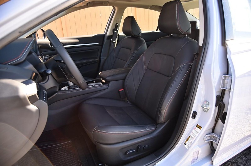 Nissan Altima Vehicle Full-screen Gallery Image 22