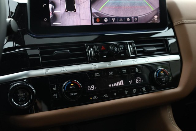 Nissan Pathfinder Vehicle Image 17