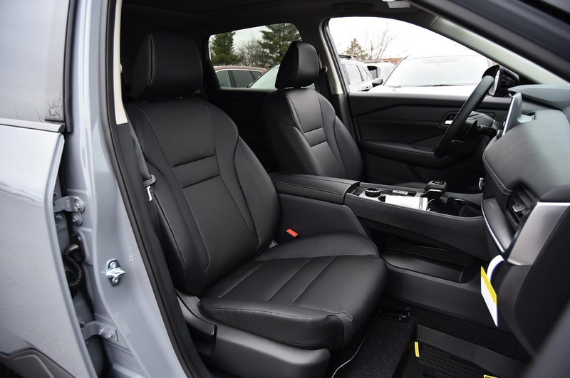 Nissan Rogue Vehicle Image 23