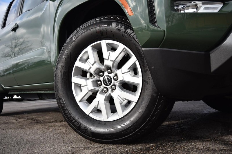 Nissan Frontier Vehicle Full-screen Gallery Image 3