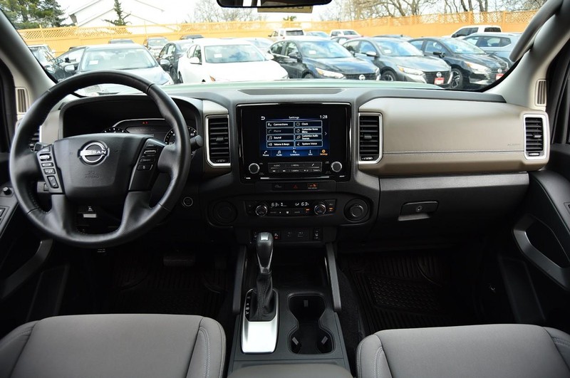 Nissan Frontier Vehicle Full-screen Gallery Image 9