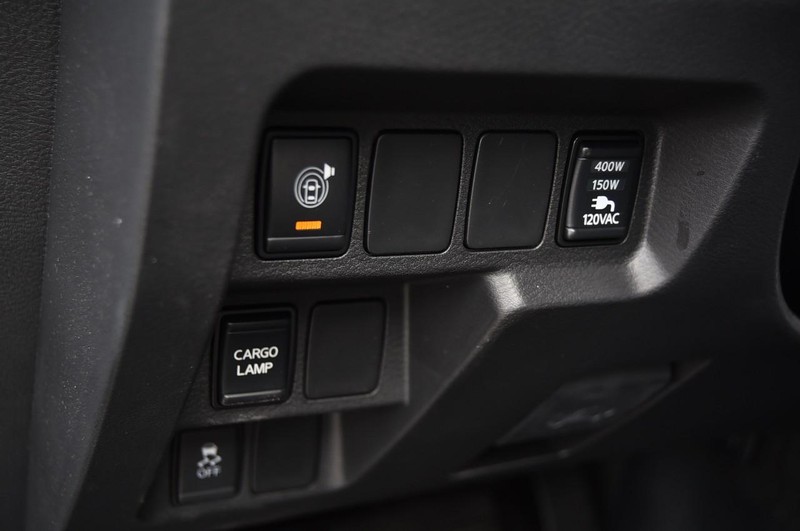 Nissan Frontier Vehicle Full-screen Gallery Image 15