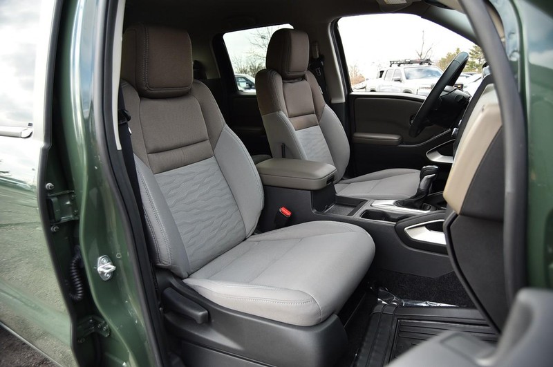 Nissan Frontier Vehicle Full-screen Gallery Image 24