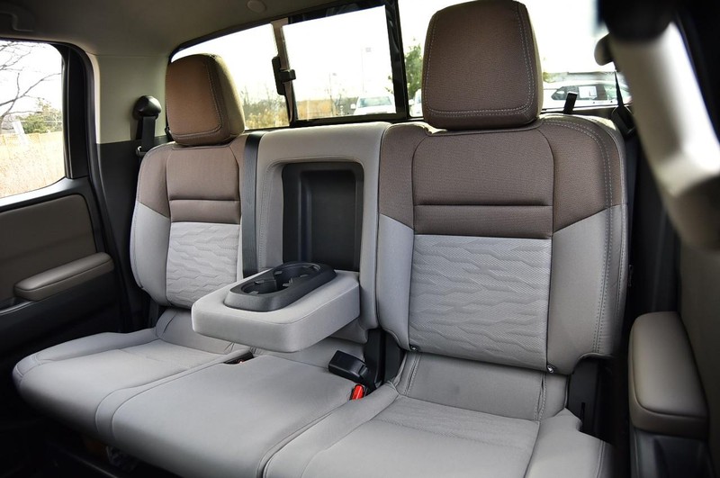 Nissan Frontier Vehicle Full-screen Gallery Image 25