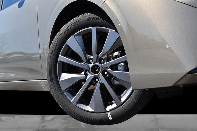 Nissan Sentra Vehicle Image 03