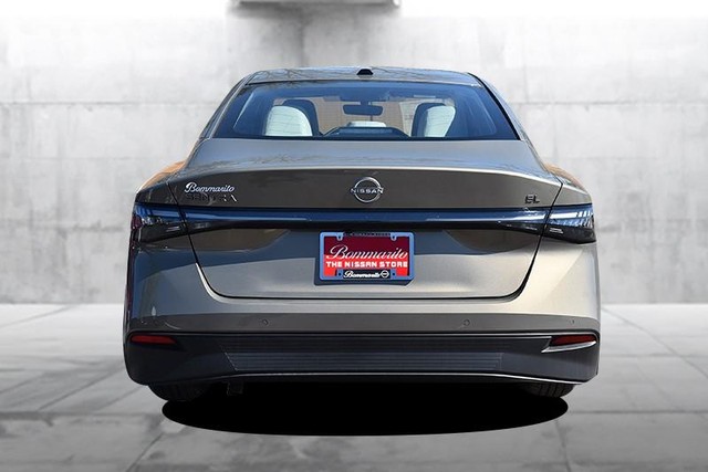 Nissan Sentra Vehicle Image 06