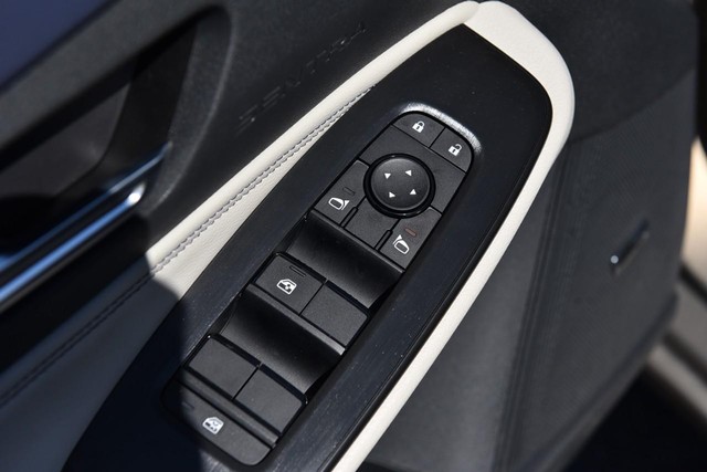 Nissan Sentra Vehicle Image 09