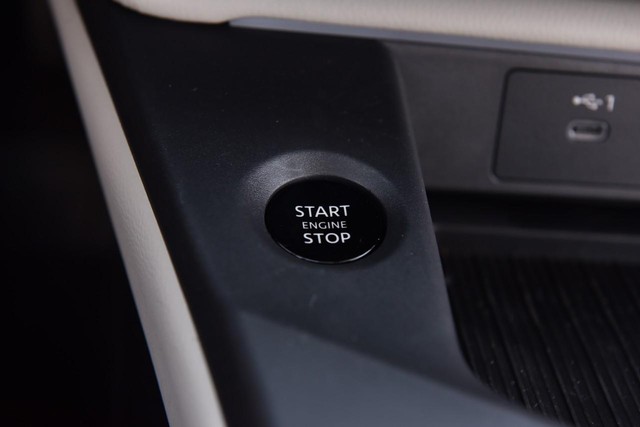 Nissan Sentra Vehicle Image 22