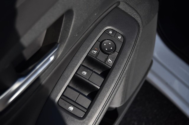 Nissan Sentra Vehicle Image 09