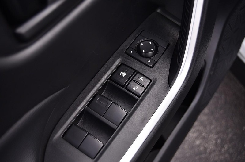 Toyota RAV4 Vehicle Image 09