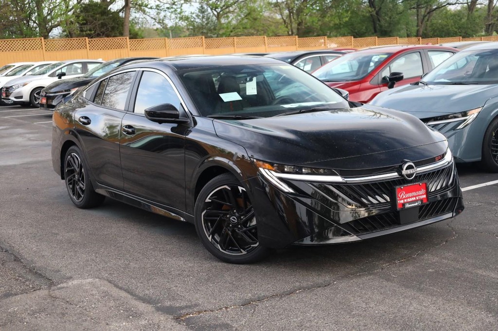 Nissan Sentra Vehicle Full-screen Gallery Image 2