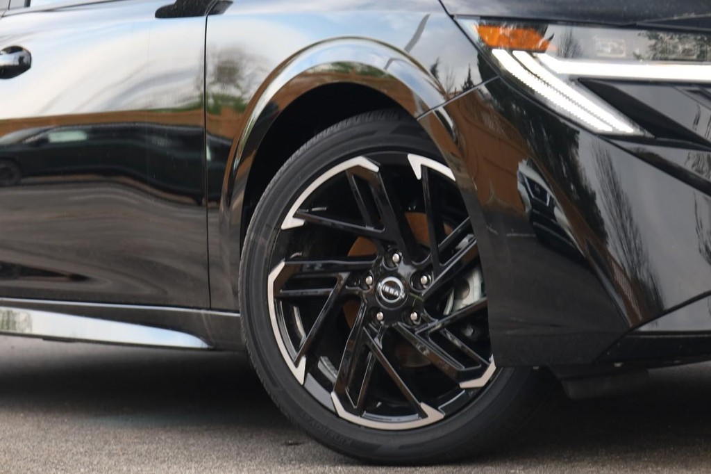 Nissan Sentra Vehicle Full-screen Gallery Image 3