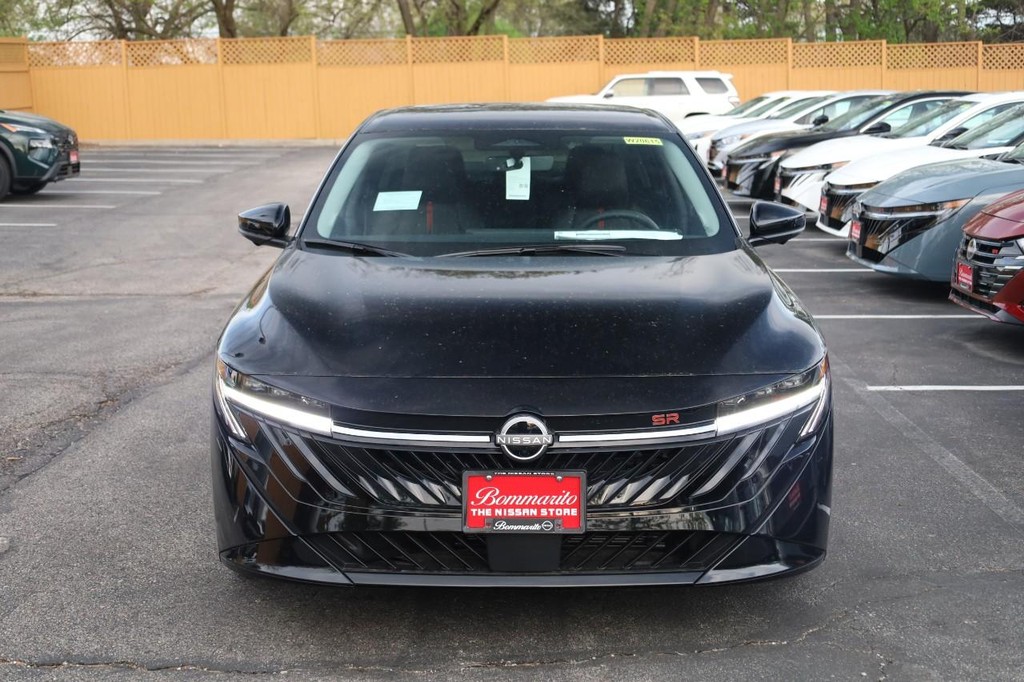 Nissan Sentra Vehicle Full-screen Gallery Image 4