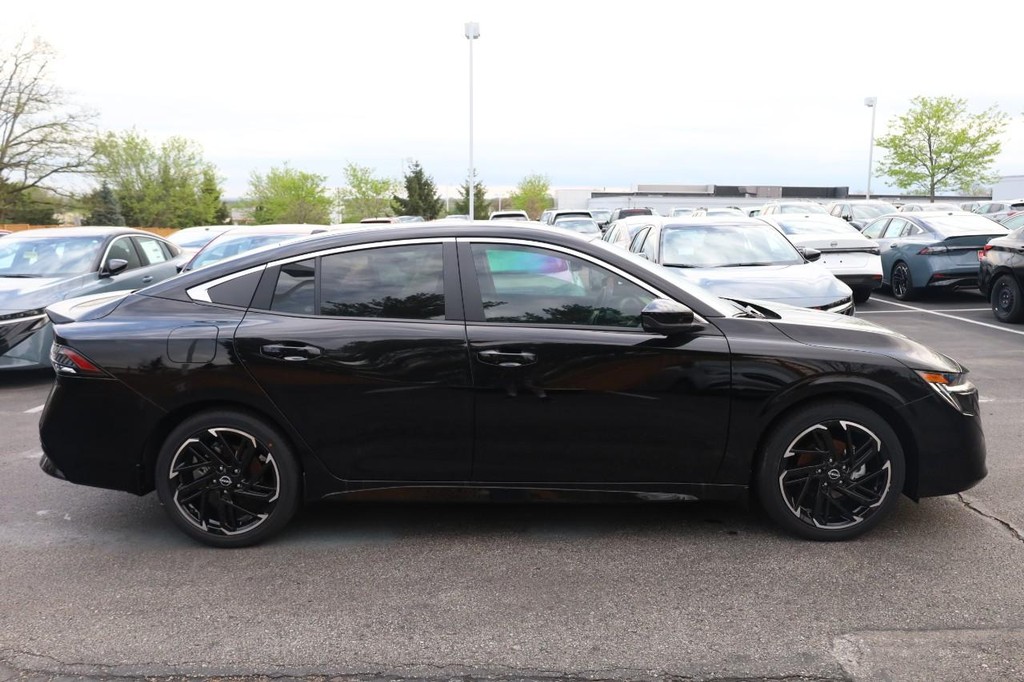 Nissan Sentra Vehicle Full-screen Gallery Image 5