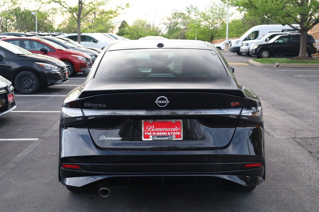 Nissan Sentra Vehicle Full-screen Gallery Image 6