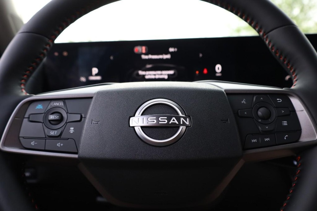 Nissan Sentra Vehicle Full-screen Gallery Image 9