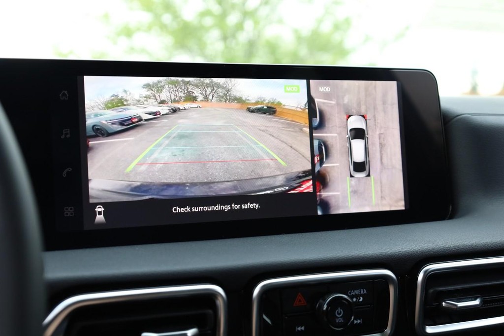 Nissan Sentra Vehicle Full-screen Gallery Image 12