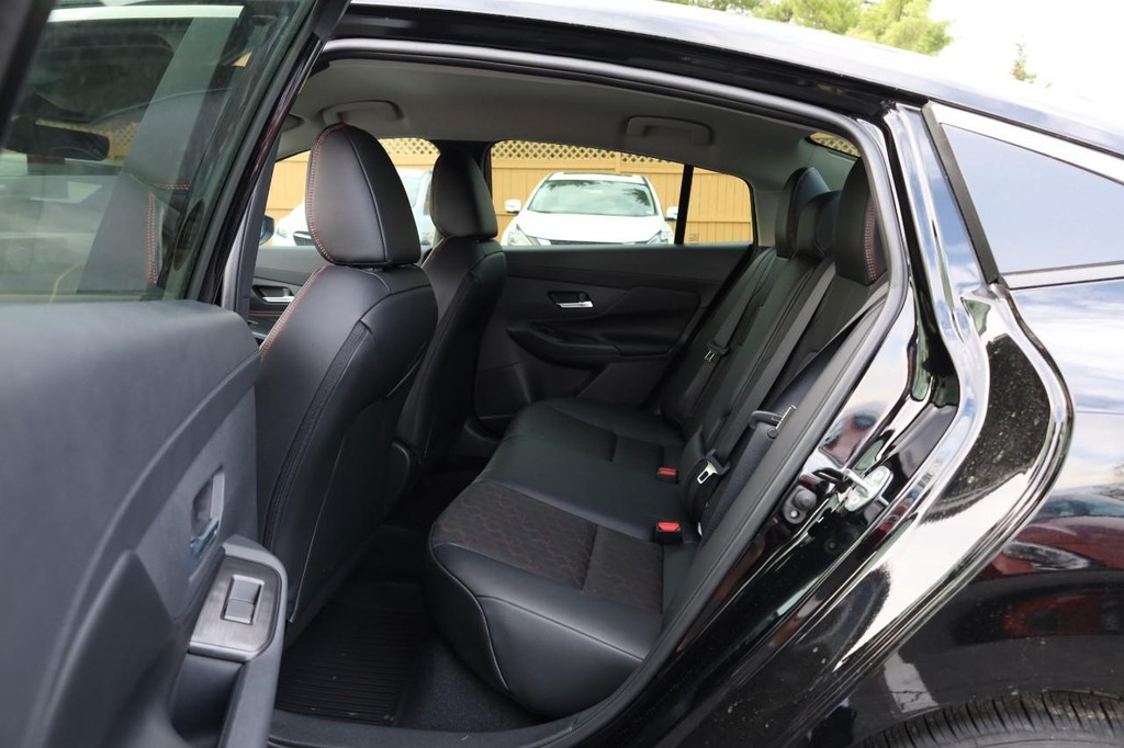 Nissan Sentra Vehicle Full-screen Gallery Image 21