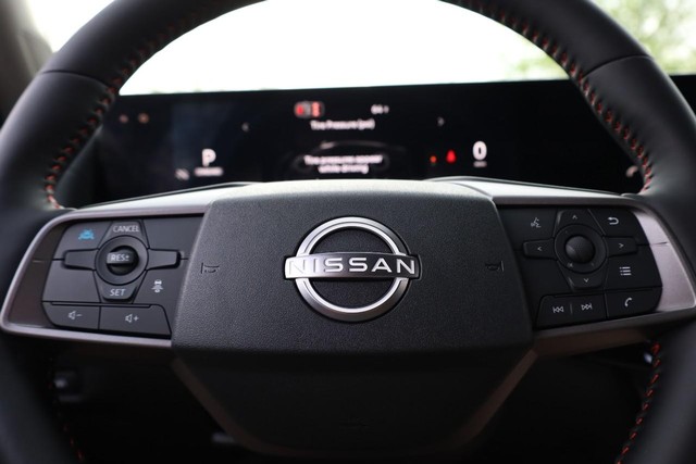 Nissan Sentra Vehicle Image 09