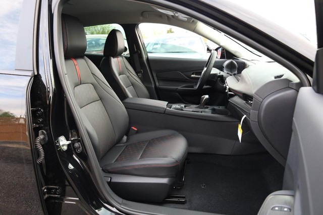 Nissan Sentra Vehicle Image 25