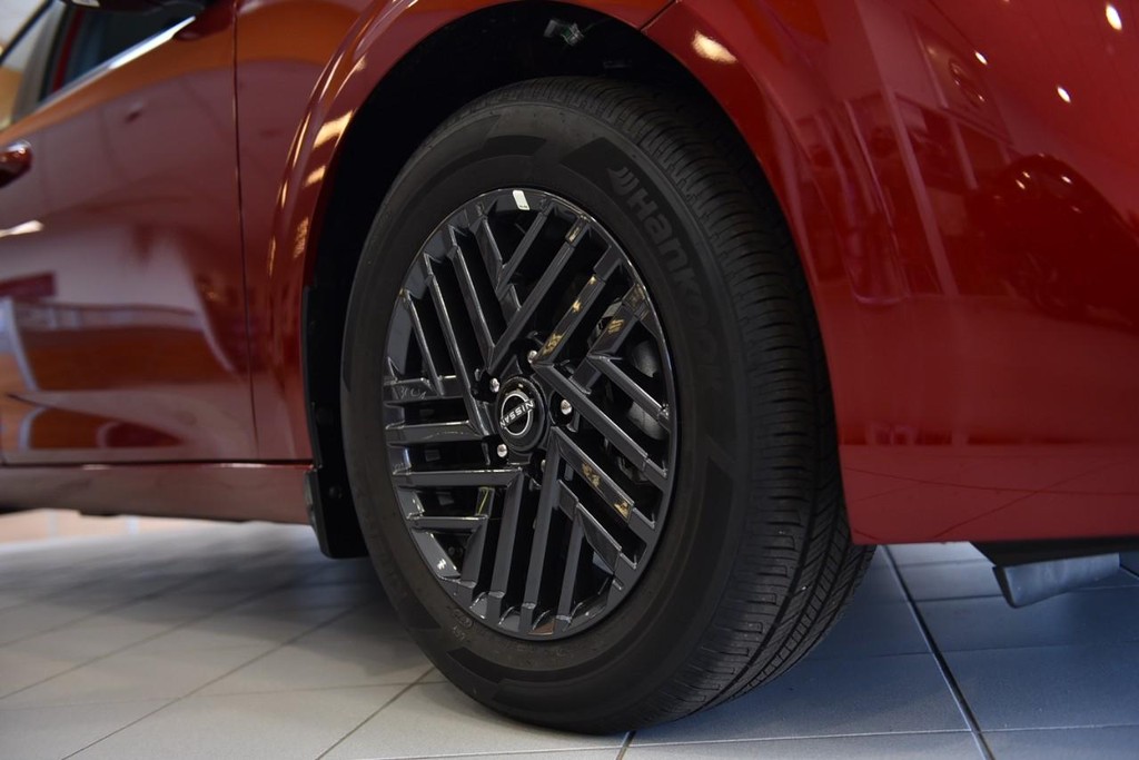 Nissan Sentra Vehicle Image 04