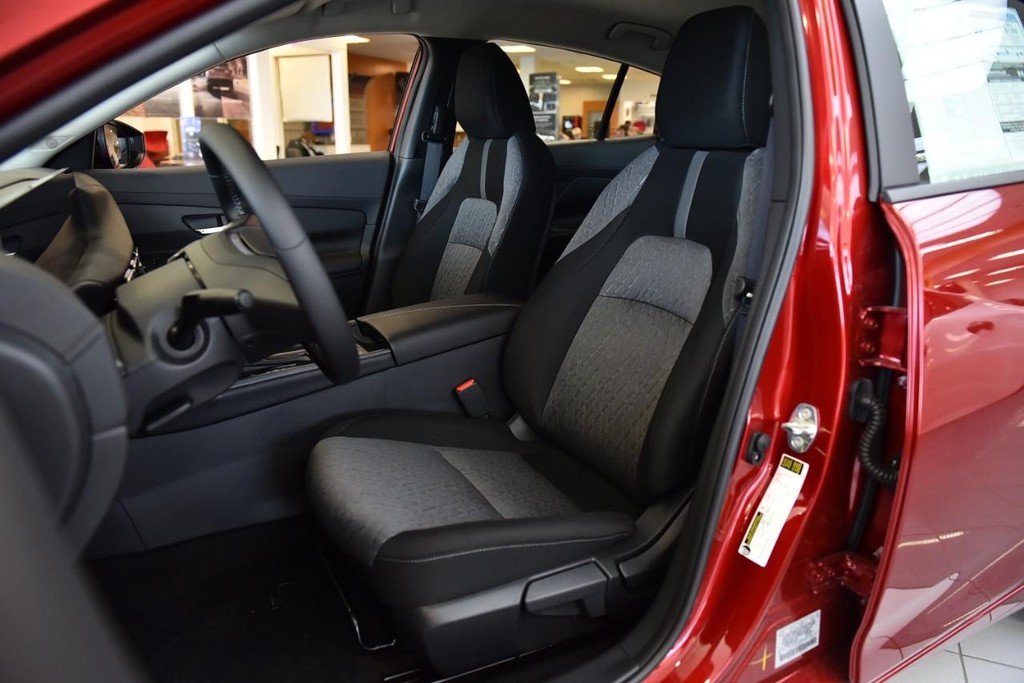 Nissan Sentra Vehicle Image 15