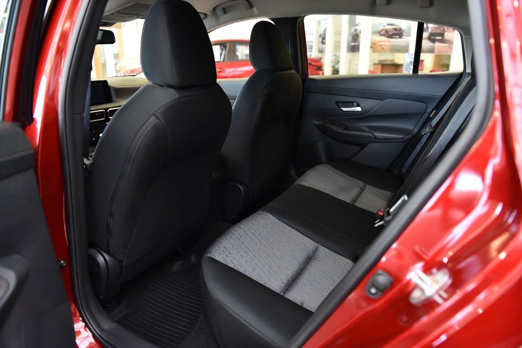 Nissan Sentra Vehicle Image 17