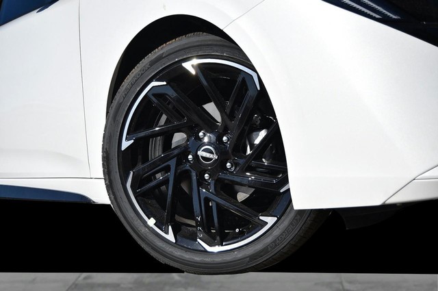 Nissan Sentra Vehicle Image 03