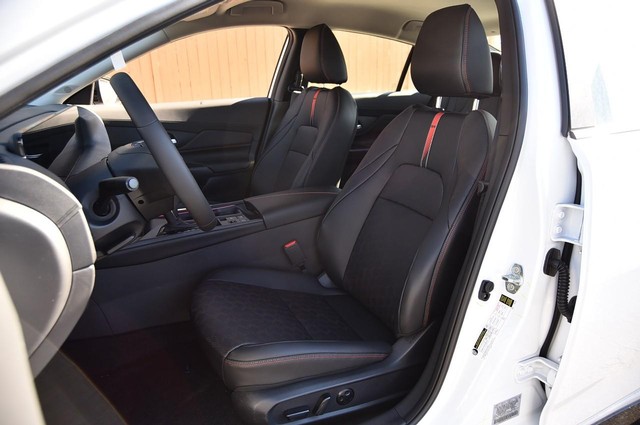 Nissan Sentra Vehicle Image 24