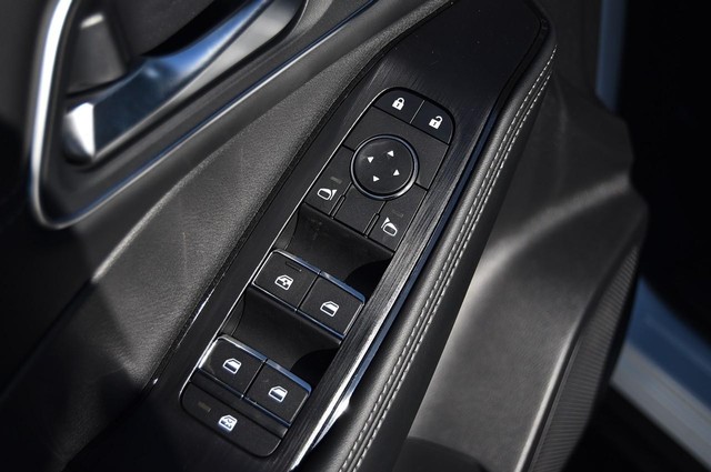 Nissan Rogue Vehicle Image 09