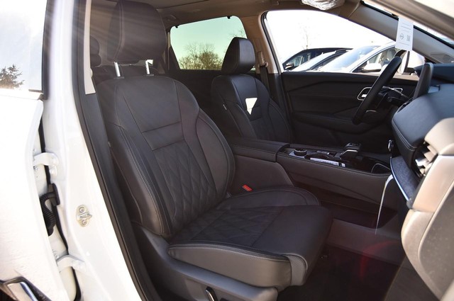 Nissan Rogue Vehicle Image 24